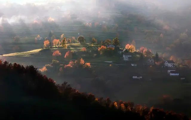 Jutarnja magla nad brdima